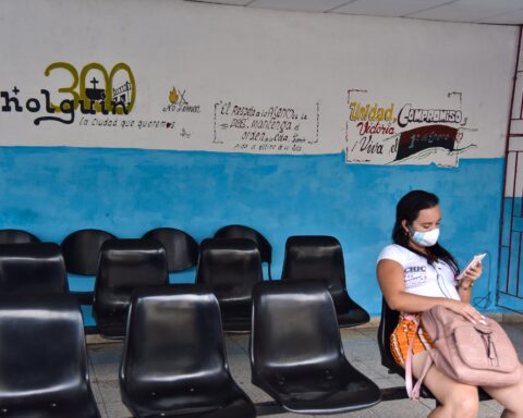 Mujer a la espera de un trámite en la Terminal de Ómnibus de Holguín. Foto: Kaloian.