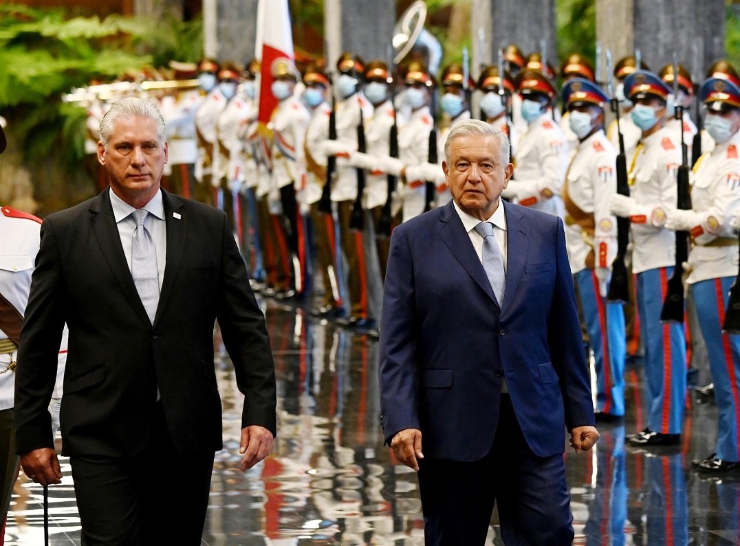El presidente cubano Miguel Diaz-Canel (i), recibe a su homólogo de México, Andrés Manuel López Obrador (d), en el Palacio de la Revolución, en La Habana,e ste domingo 8 de mayo de 2022. Foto: Yamil Lage / POOL / EFE.