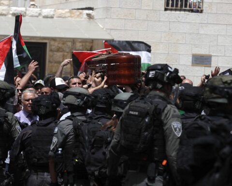 Cientos de palestinos se concentraron hoy en las oficinas de la cadena Al Yazira en Ramala para despedir a la periodista palestina Shireen Abu Akleh, que falleció esta mañana por un disparo en la cabeza en el marco de una redada del Ejército israelí en la ciudad cisjordana de Yenín. ATEF SAFADI/EFE/EPA/