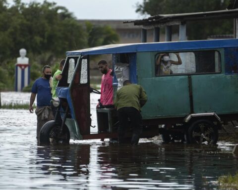 Pinareños ante el paso de huracán Ida. Foto: AP.