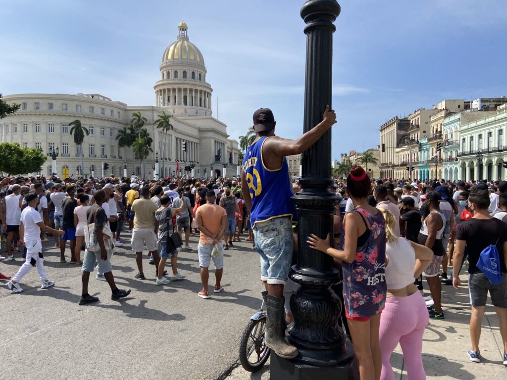 Capitolio cubano, de fondo, uno de los puntos de concentraciones antigubernamentales el 11 de julio de 2021. Foto: https://twitter.com/reuterssarah