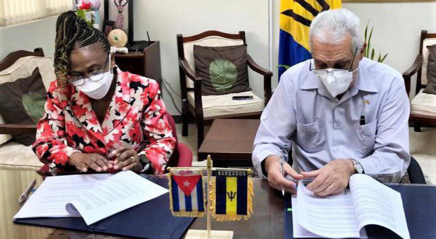 Autoridades de Cuba y Barbados firman un acuerdo de cooperación en materia de Salud. Foto: cubaminrex.cu