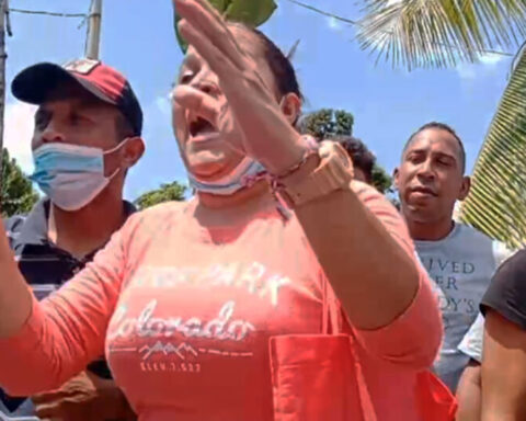 Cuban migrants join the blockade of a highway in southern Mexico to demand visas