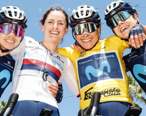 La cubana Arlenis Sierra (maillot amarillo) celebra junto a sus compañeras del equipo Movistar el triunfo en la Vuelta a Andalucía. Foto: Movistar Team / Facebook.