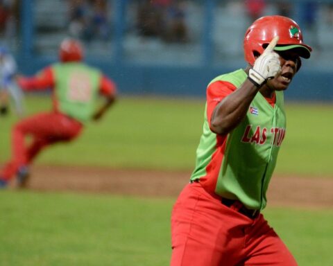 Danel Castro está a las puertas de convertirse en el jugador cubano con más jits en Series Nacionales. Foto: Ricardo López Hevia.