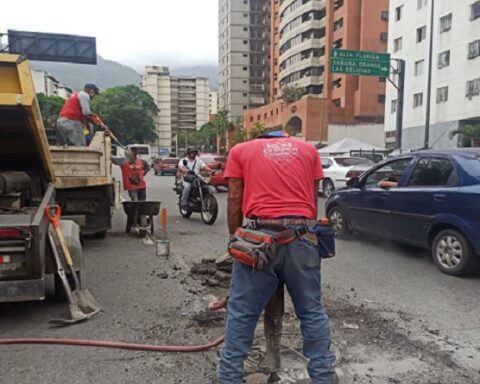 Realizan trabajos de recolección de escombros y vaciado concreto en comunidades de Caracas