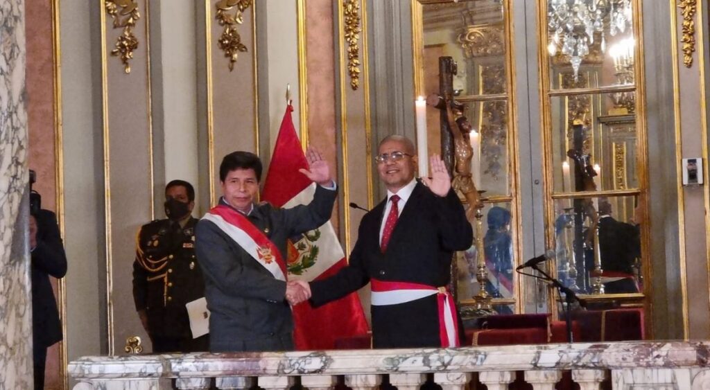 Dimitri Senmache is sworn in as the new Minister of the Interior to replace Alfonso Chávarry