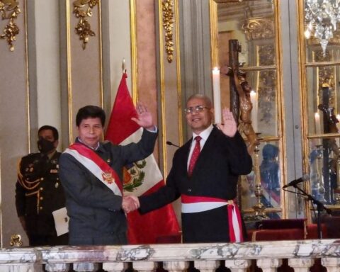 Dimitri Senmache is sworn in as the new Minister of the Interior to replace Alfonso Chávarry