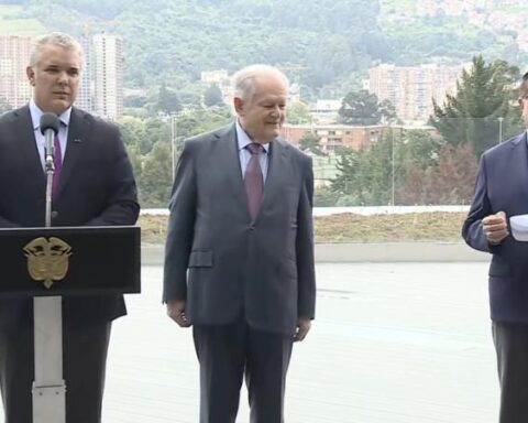 Duque toured the Cancer Treatment and Research Center