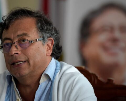 El ex guerrillero Gustavo Petro marcha al frente de las encuestas en las elecciones colombianas de hoy domingo. Foto: AFP.