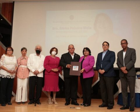 Emma Polanco recibe reconocimientos en Centro UASD-Mao