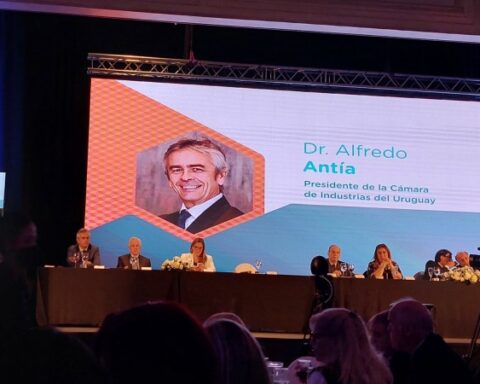Alfredo Antía hablando en el almuezo de la ADM. Foto: Twitter / ADM Uruguay