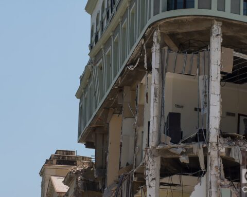 Vista del Hotel Saratoga, y sus alrededores, en La Habana, tras la explosión ocurrida en el lugar este viernes 6 de mayo de 2022. Foto: Otmaro Rodríguez.