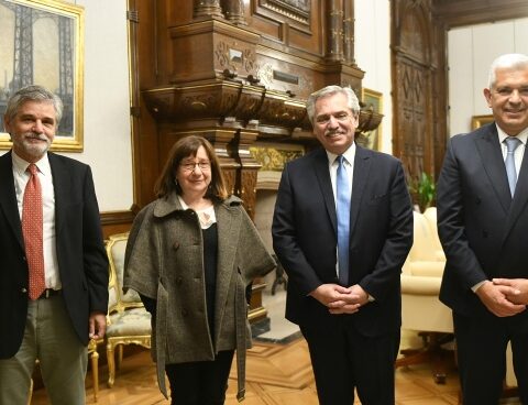 Fernández received the scientist who developed a transgenic soybean seed