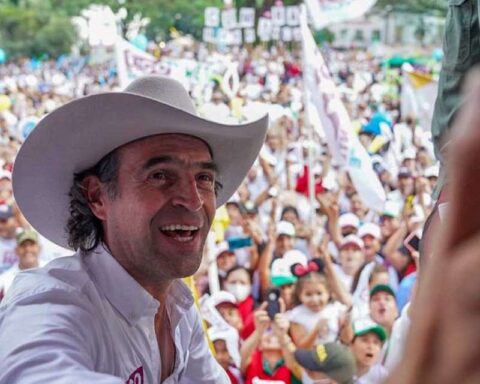 "Fico" Gutiérrez denounces infiltration of his campaign with a Venezuelan and points to Petro