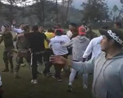 Fight in Copa Peru: Mob beats referee in Huancavelica