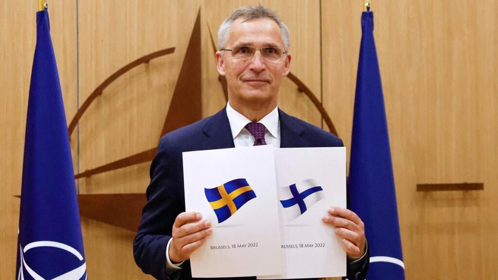 Suecia y Finlandia entregan a la OTAN su solicitud de ingreso en la Alianza. En la foto, el secretario general de la OTAN, Jens Stoltenberg, posa con la documentación de ambos países. Foto: AFP.