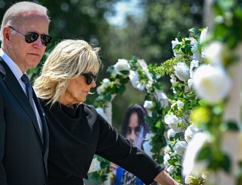 Flowers and prayer from Biden for the victims of the massacre in a Texas school
