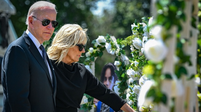 Flowers and prayer from Biden for the victims of the massacre in a Texas school