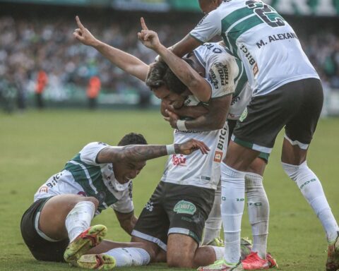 Flu takes the lead, but Coritiba turns Couto Pereira and scores 3-2