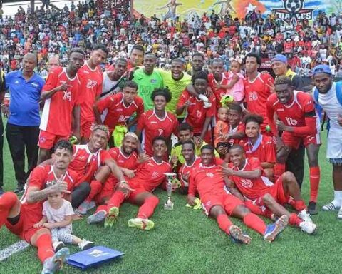 El equipo de Santiago de Cuba celebra la conquista del cetro en el Torneo Apertura de la 106 Liga Cubana de fútbol. Foto: Miguel Rubiera Justiz/ACN