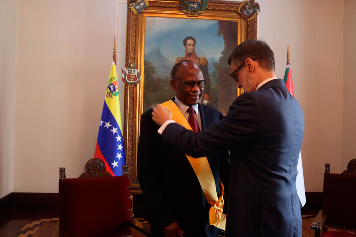 Foreign Minister decorates the Sudanese ambassador after completing his work in Venezuela