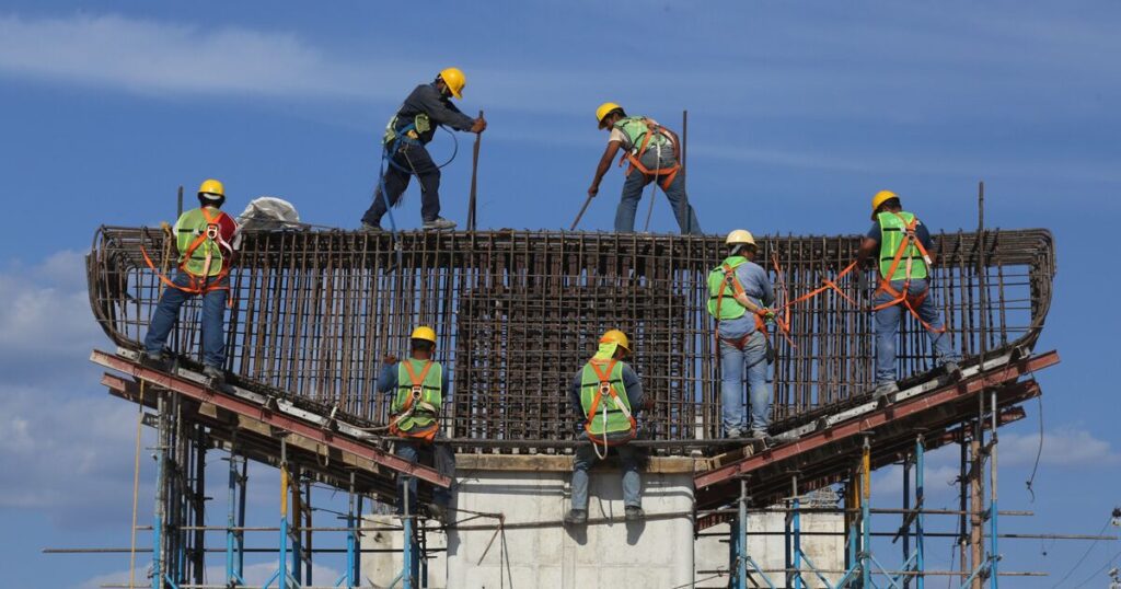 Formal job creation in Mexico loses strength in April