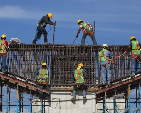 Formal job creation in Mexico loses strength in April