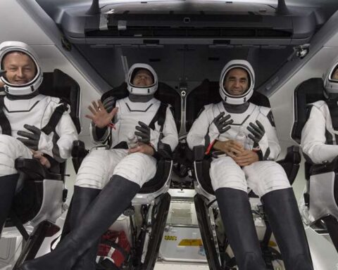 Four astronauts return to Earth in a SpaceX space capsule