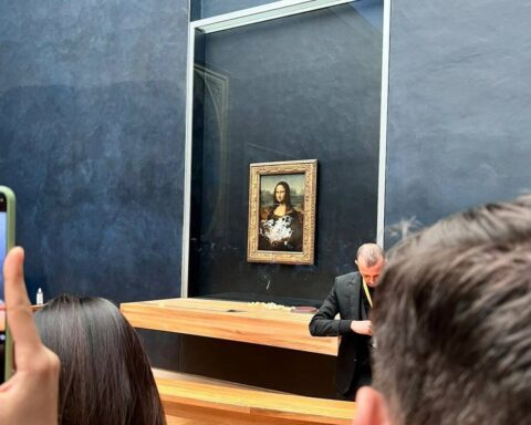 Restos de tarta sobre el celebre cuadro La Gioconda, en el Louvre. Foto: Elena Parrondo Pastor, vía El Confidencial.