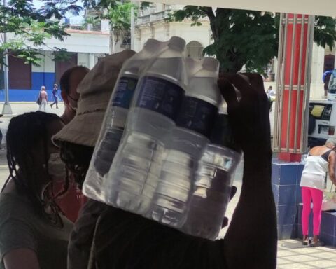 Getting bottled water in Cuba, another achievement only within the reach of the fastest