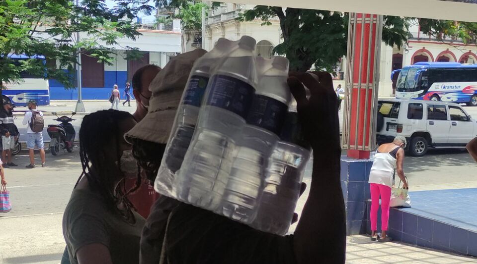 Getting bottled water in Cuba, another achievement only within the reach of the fastest