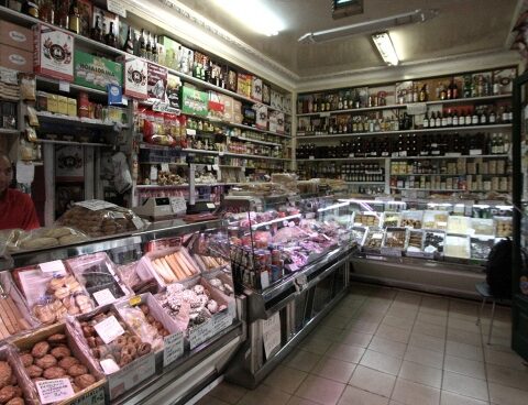 Governs the reference price list of 60 products in nearby stores