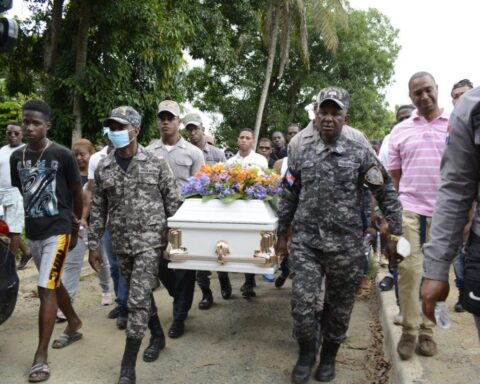 Comunidad de Guanuma y Policía da último adiós a asesinado cabo de la institución