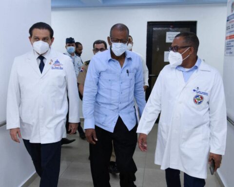 The agricultural advisor of the Dominican embassy in Haiti, Guillen Tatis, together with the Minister of Health, Daniel Rivera, at the Ramón de Lara military hospital.