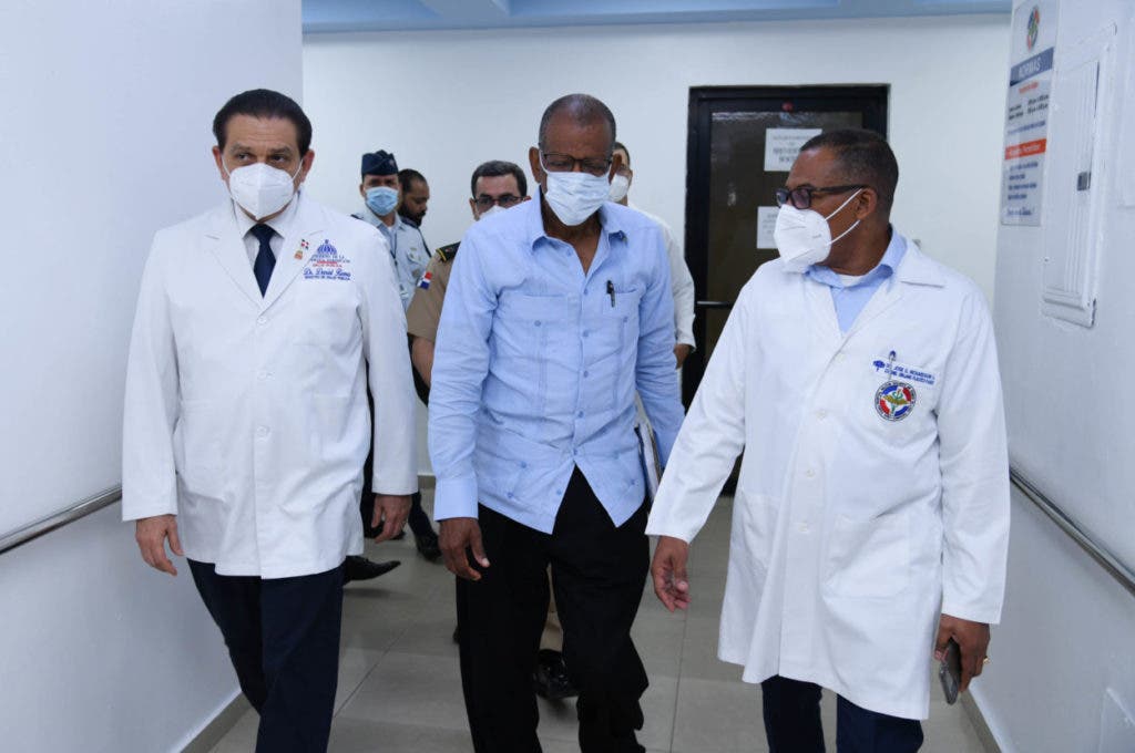The agricultural advisor of the Dominican embassy in Haiti, Guillen Tatis, together with the Minister of Health, Daniel Rivera, at the Ramón de Lara military hospital.