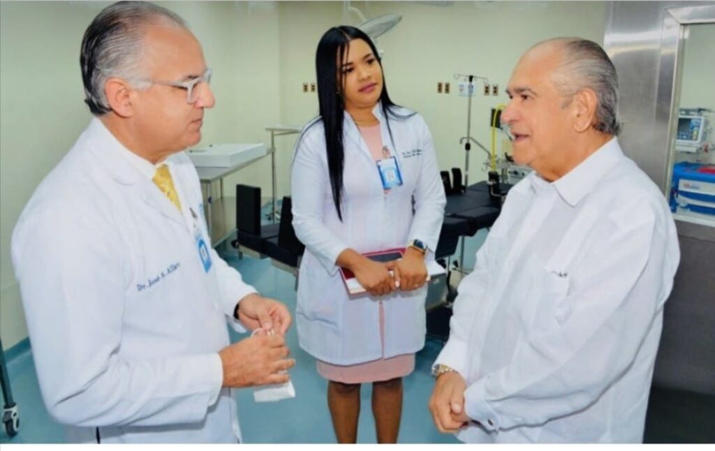 Superintendente Salud visita Hospital Vinicio Calventi