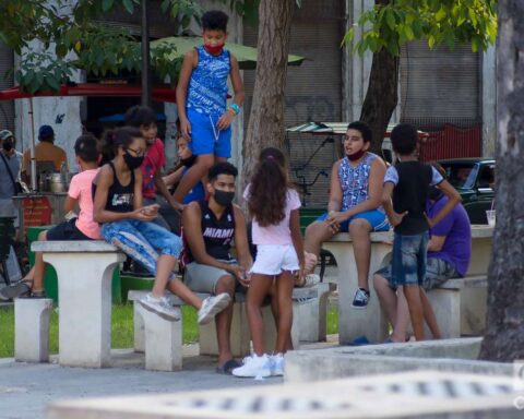 Niños jugando en el Parque del Cristo, La Habana, Cuba. Foto: Otmaro Rodríguez.