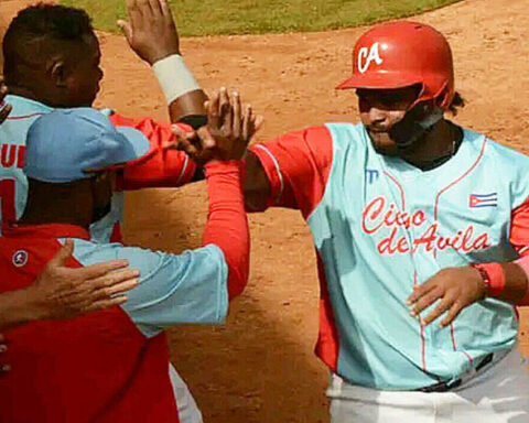 He's gone, he's gone... Another Cuban baseball player who escapes