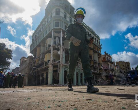 Un bombero en las inmediaciones del hotel Saratoga, en La Habana, durante las labores de búsqueda y rescate luego de la explosión ocurrida en el lugar el pasado 6 de mayo de 2022. Foto: Otmaro Rodríguez.