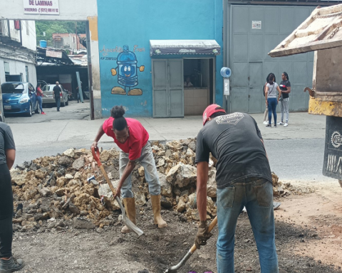 Hueco Hunting Squad performs road work in Caracas