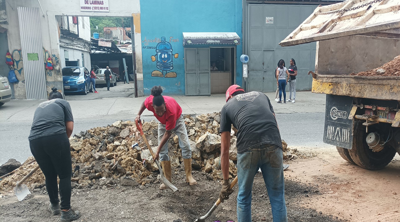 Hueco Hunting Squad performs road work in Caracas
