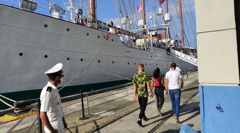 Hundreds of Cubans visit the Spanish ship 'Elcano' in the port of Havana