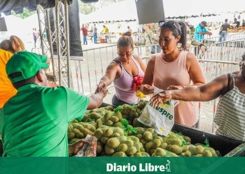 Hundreds take advantage of low prices at the Inespre fair in SD