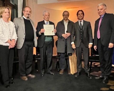 “I wish they would choose the course of Uruguay” says Vargas Llosa