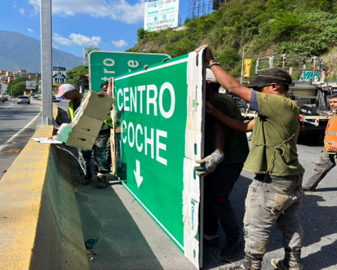 INTT installs traffic signs on the Prados del Este highway