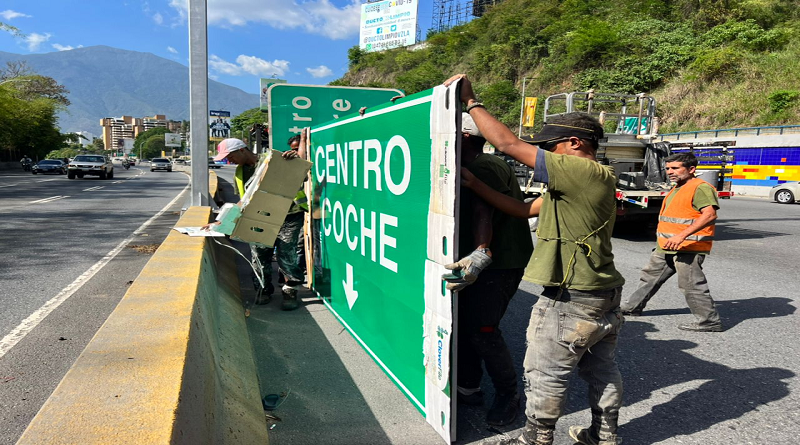 INTT installs traffic signs on the Prados del Este highway