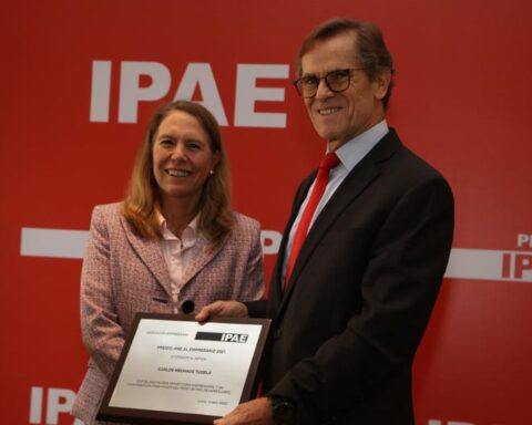 IPAE recognized Carlos Neuhaus as “entrepreneur of the year”
