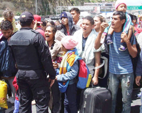 Emigrantes venezolanos desbloquean frontera de Ecuador y Colombia