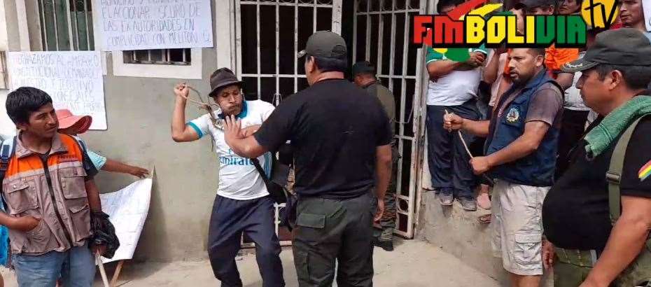 In Los Yungas they force the Police to carry out their work at the point of blows
